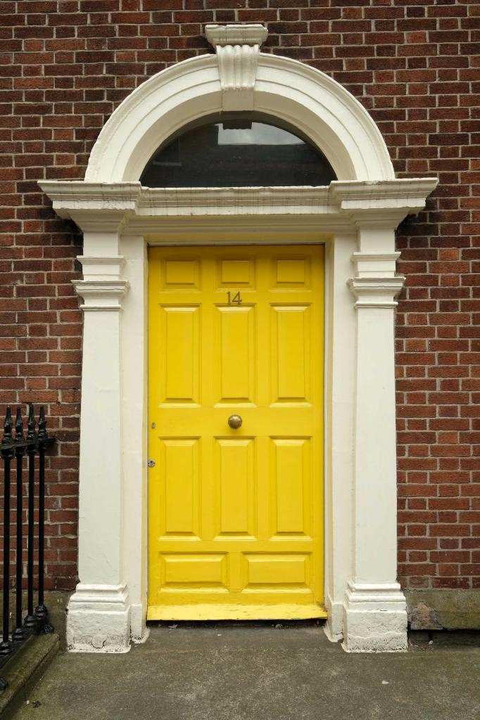 Les portes colorées et les bâtisses en briques