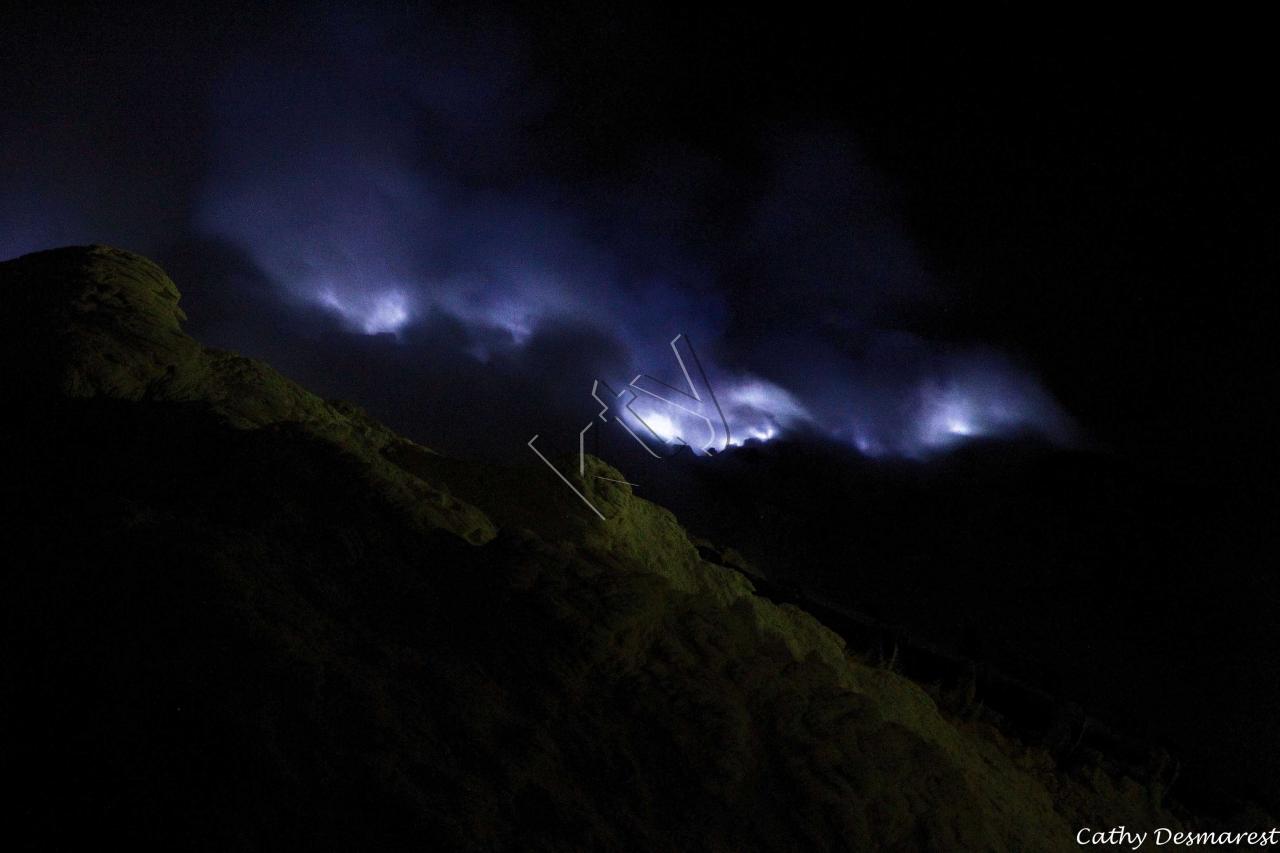 les gaz s'échappent et en brûlant dégage la nuit cette couleur bleue