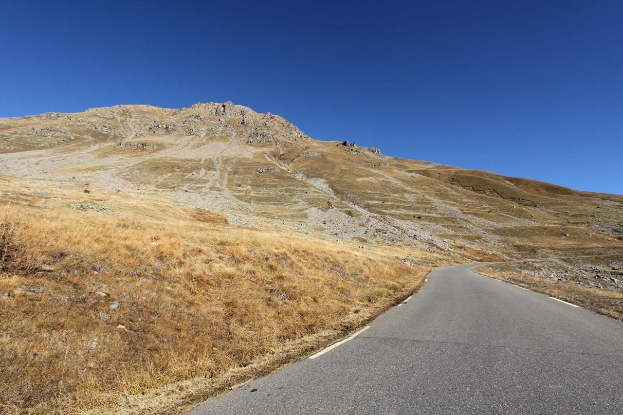 Désertique, lunaire ... presque personne sur cette route de montagne !