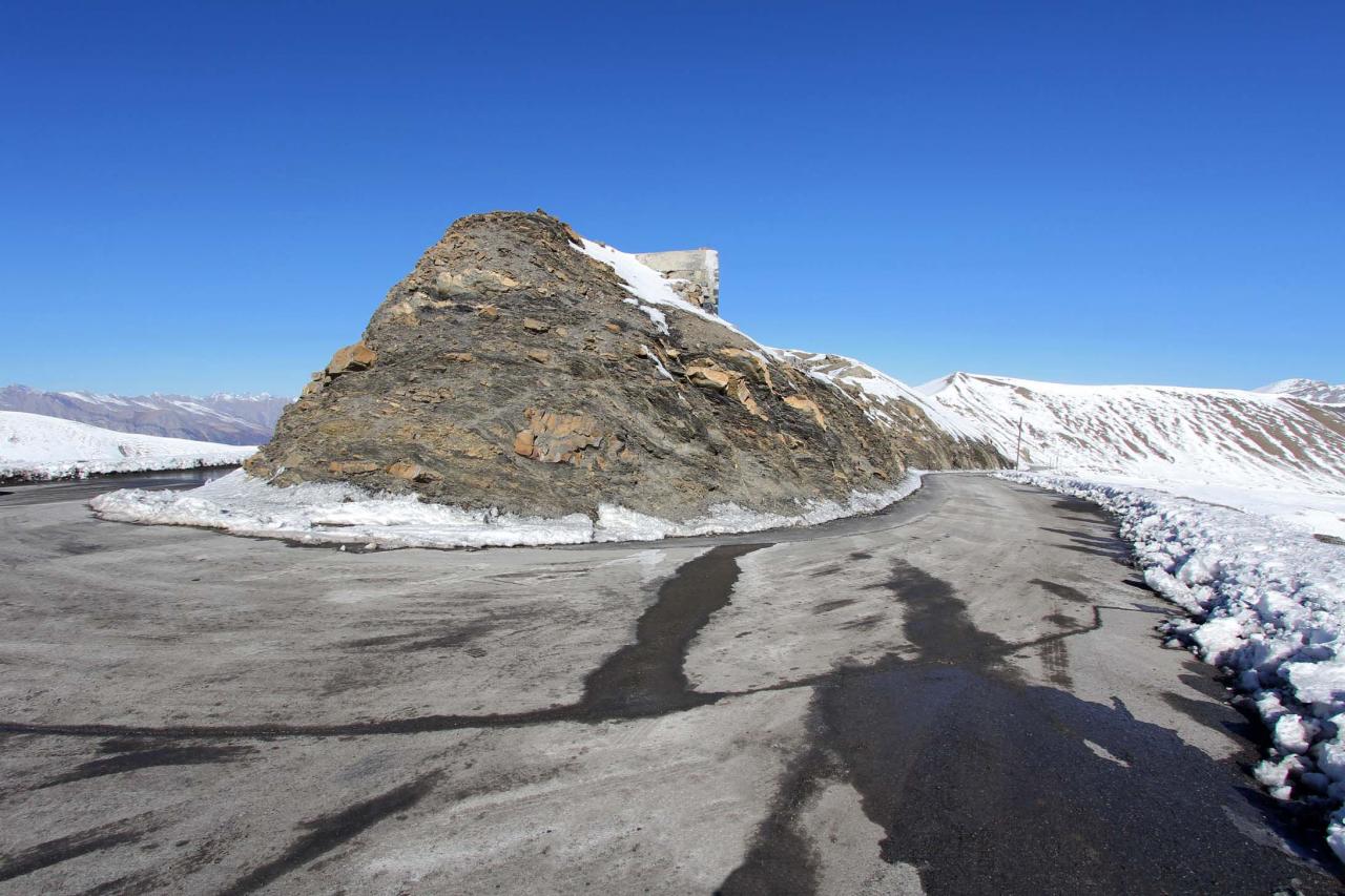 Voici le col de la Bonette et la route continue vers Barcelonette