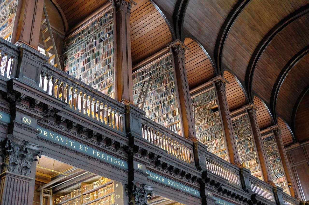 la long room conserve sur 2 étages des livres rares particulièrement anciens