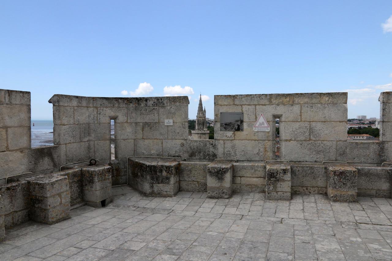 La terrasse sommitale offre une vue sur le vieux port et fort Boyard