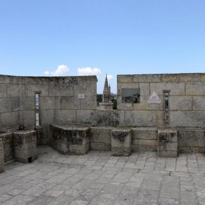 La terrasse sommitale offre une vue sur le vieux port et fort Boyard