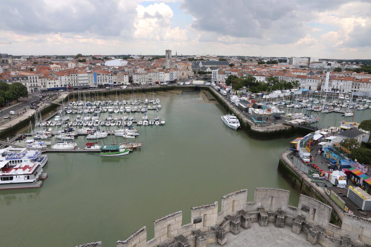 La terrasse sommitale offre une vue sur le vieux port