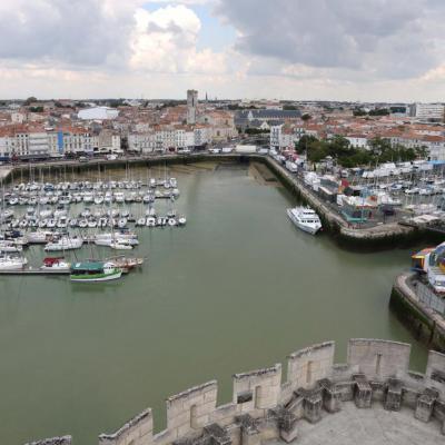 La terrasse sommitale offre une vue sur le vieux port