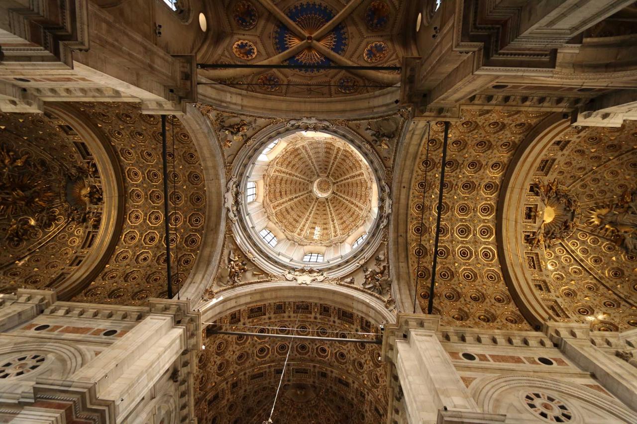 La coupole qui domine la croisée du transept est d'époque baroque