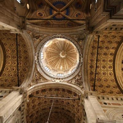 La coupole qui domine la croisée du transept est d'époque baroque