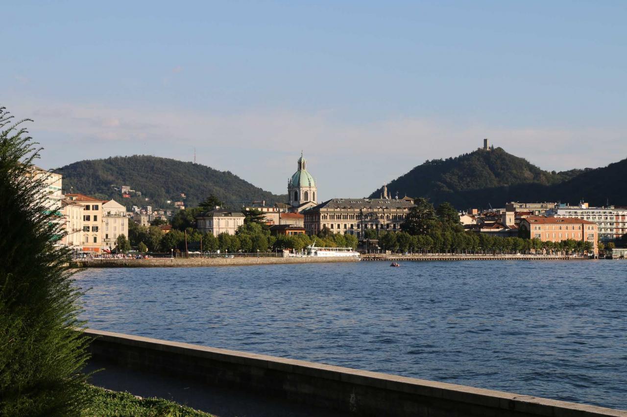 El Duomo dominant la ville et le port de plaisance sur le lac de Côme.