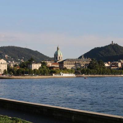 El Duomo dominant la ville et le port de plaisance sur le lac de Côme.