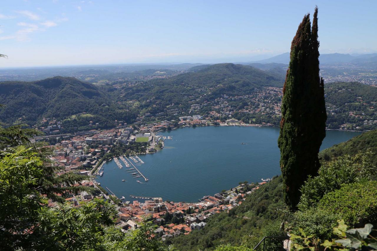 Le lac de Côme, je prends de suite le funiculaire pour surplomber Côme 