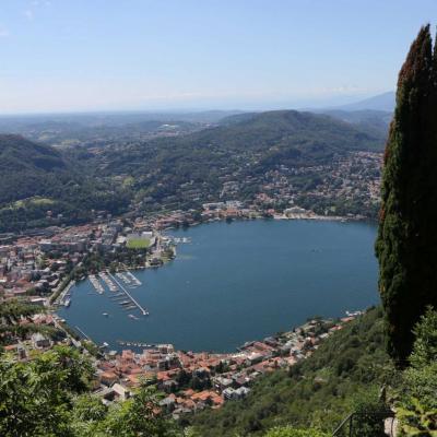 Le lac de Côme, je prends de suite le funiculaire pour surplomber Côme 