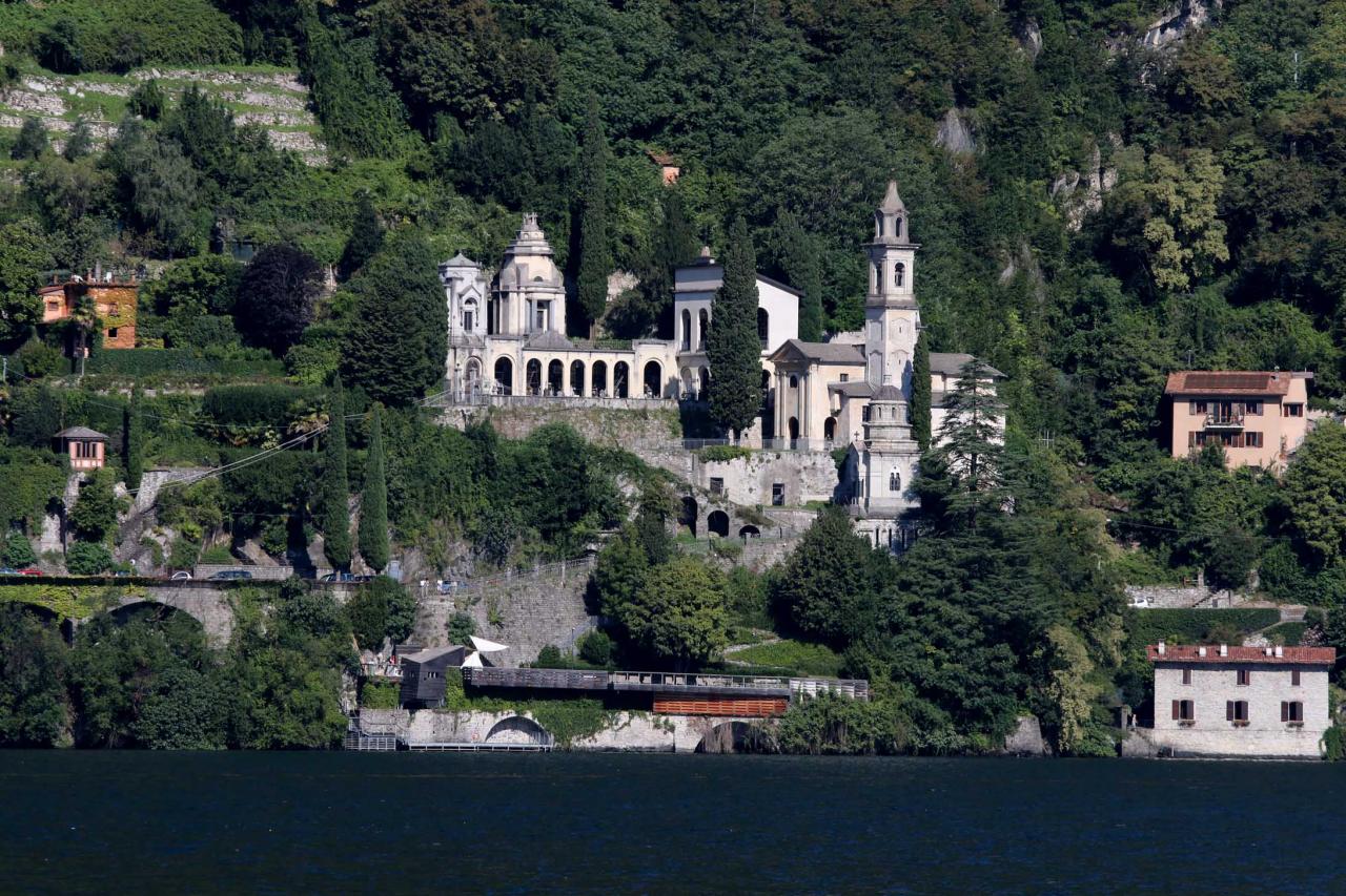 nombreuses églises et tours du moyen âge 