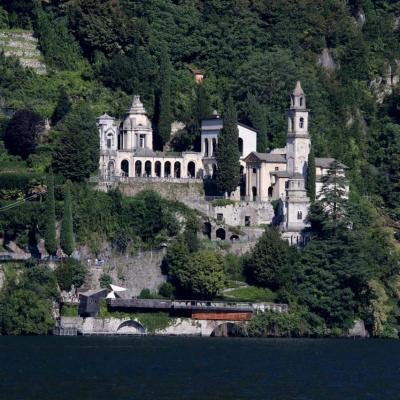 nombreuses églises et tours du moyen âge 