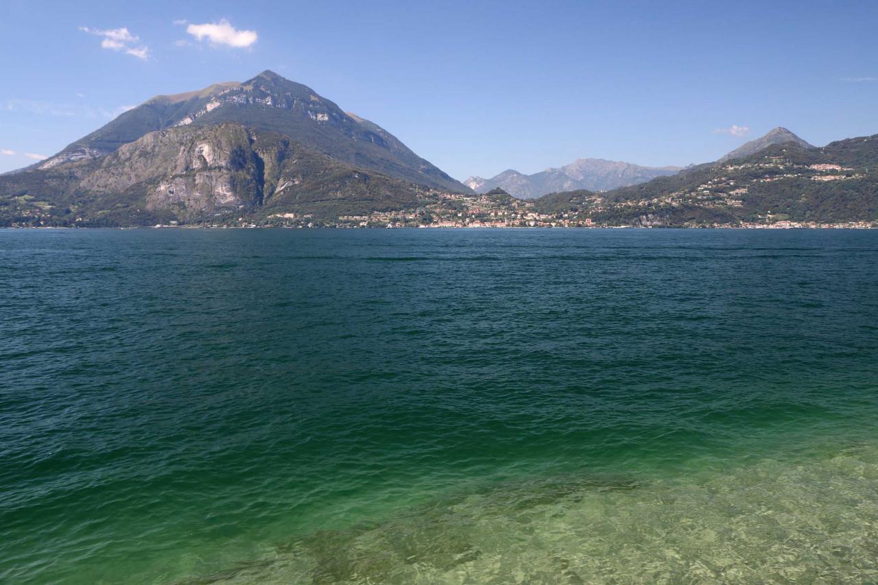 la vue de Bellagio au centre du lac de Côme