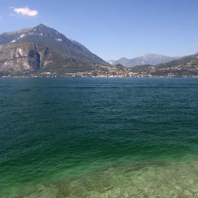 la vue de Bellagio au centre du lac de Côme
