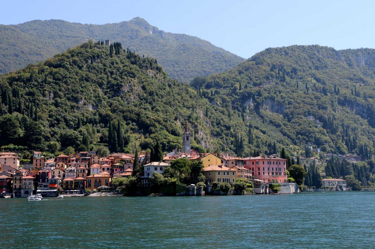 les maisons colorées font de Varenna un village pittoresque