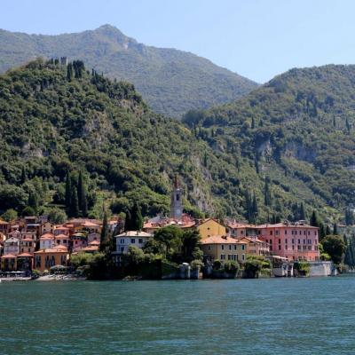 les maisons colorées font de Varenna un village pittoresque