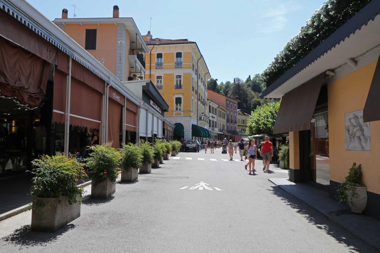 nombreuses ruelles et escaliers partent de la rue principale