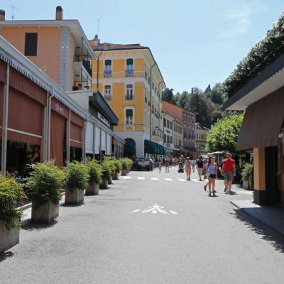 nombreuses ruelles et escaliers partent de la rue principale