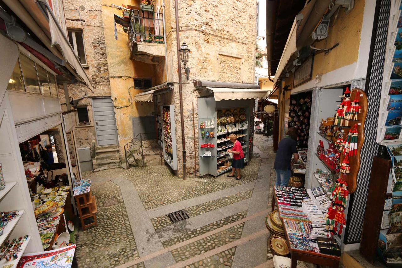 10h30, les boutiques de souvenirs ouvrent leur porte