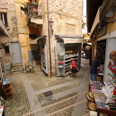 10h30, les boutiques de souvenirs ouvrent leur porte