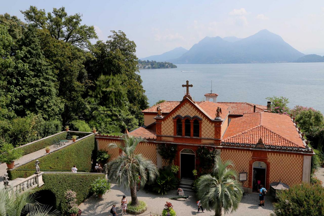 chapelle de Famille avec sa façade décorée de panneaux en terre-cuite