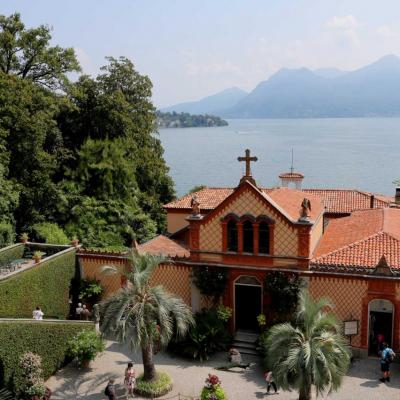 chapelle de Famille avec sa façade décorée de panneaux en terre-cuite