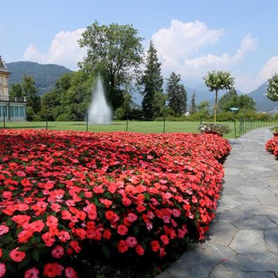 Le moelleux gazon à l’anglaise en face de la villa est égayé par une fontaine jaillissante