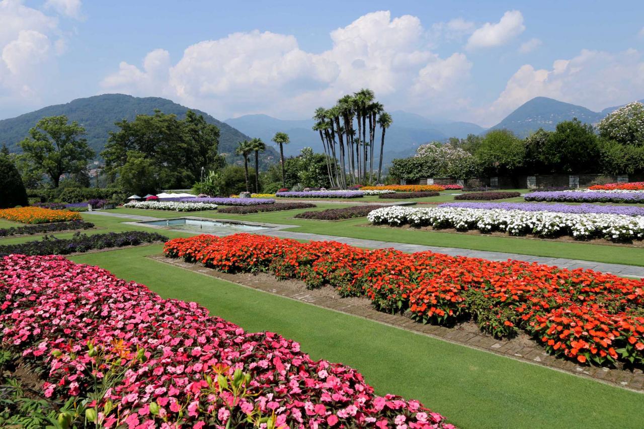 petites cascades et jeux d’eau alternent avec des parterres de plantes annuelles