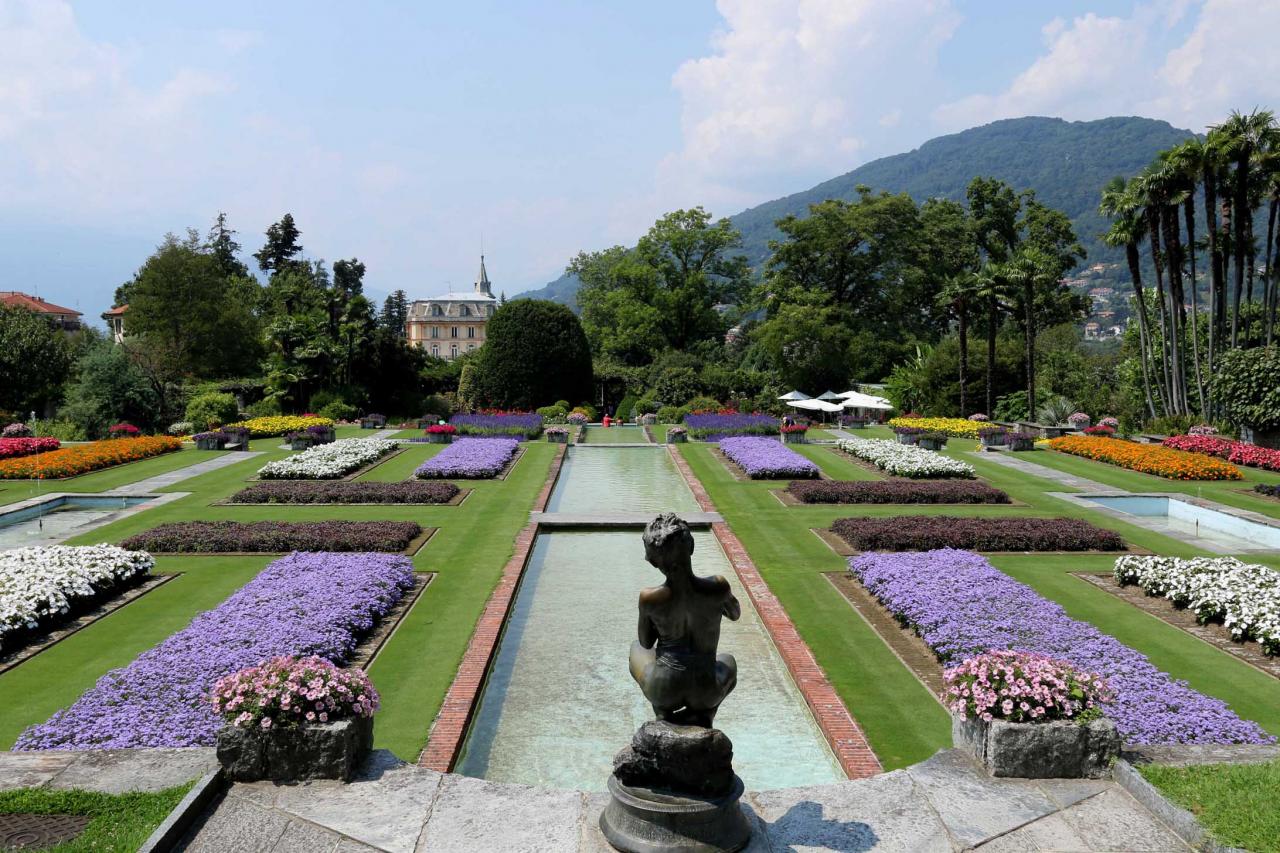 petites cascades et jeux d’eau alternent avec des parterres de plantes annuelles