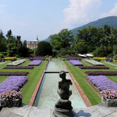 petites cascades et jeux d’eau alternent avec des parterres de plantes annuelles