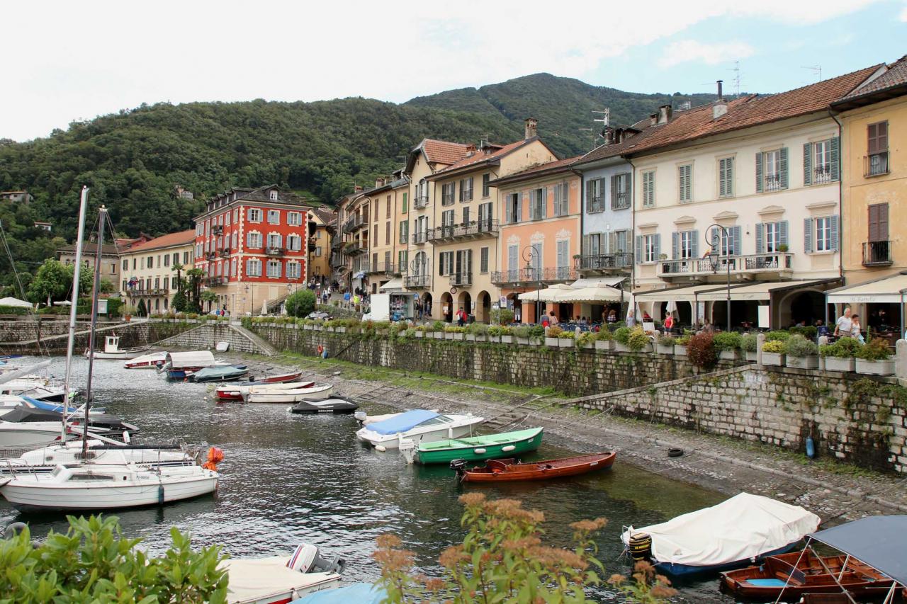 Cannobio a conservé ses vieux bâtiments à flan de montagne 