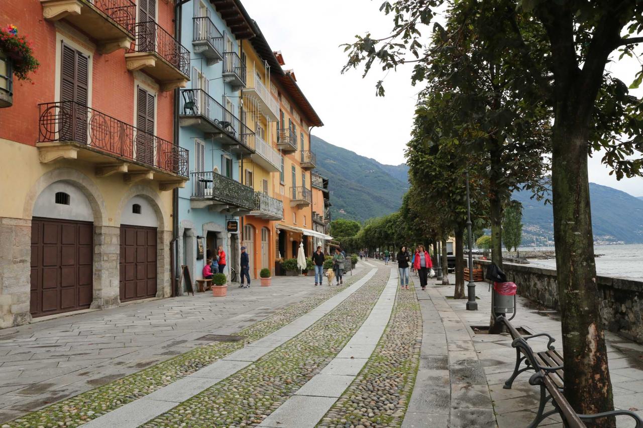 promenade du front de lac avec plein de restos et de bars 