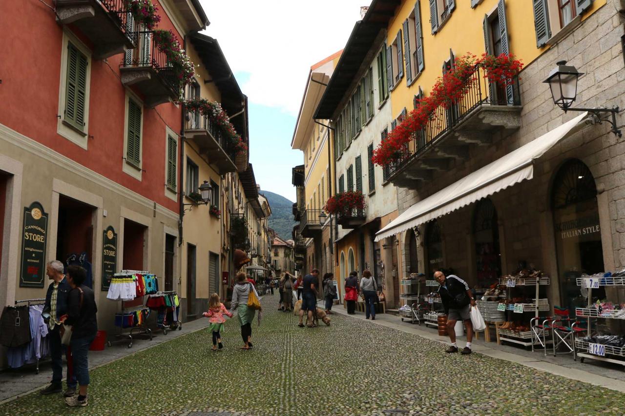 rues pavées de galets avec de belles arcades dans le centre 