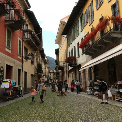 rues pavées de galets avec de belles arcades dans le centre 