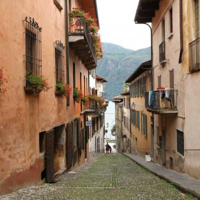 rues étroites pavées de galets avec de belles arcades dans le centre 