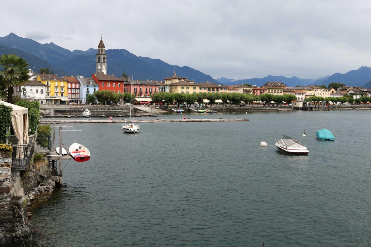 Ascona, situé à 196 mètres d'altitude sur la rive nord du lac Majeur