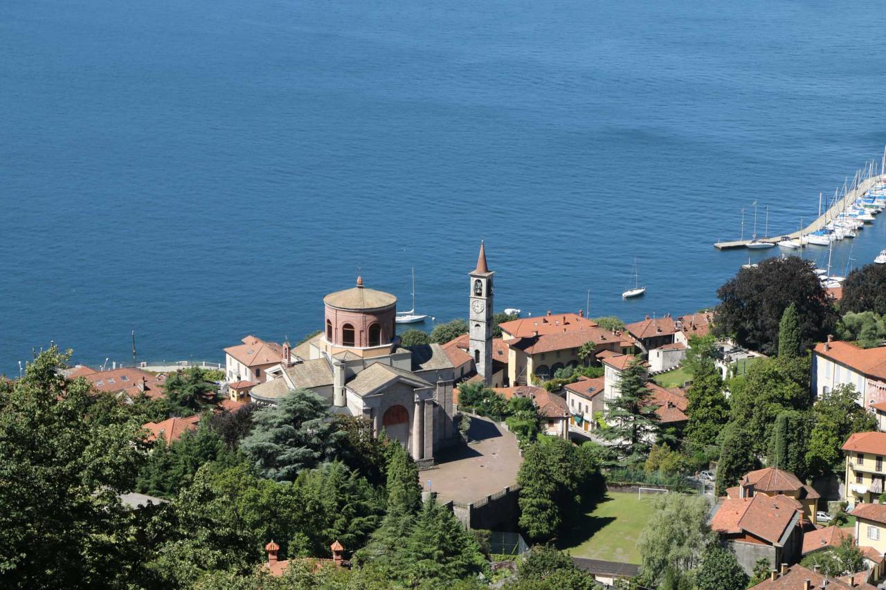 on surplombe petit à petit Laveno