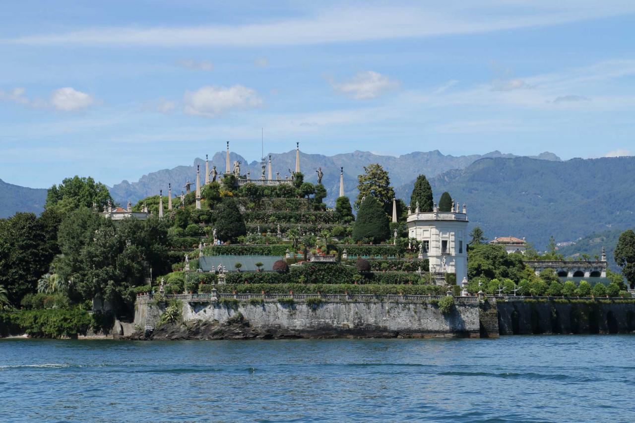 les terrasses de verdure du jardin baroque d'Isola Bella vue du lac