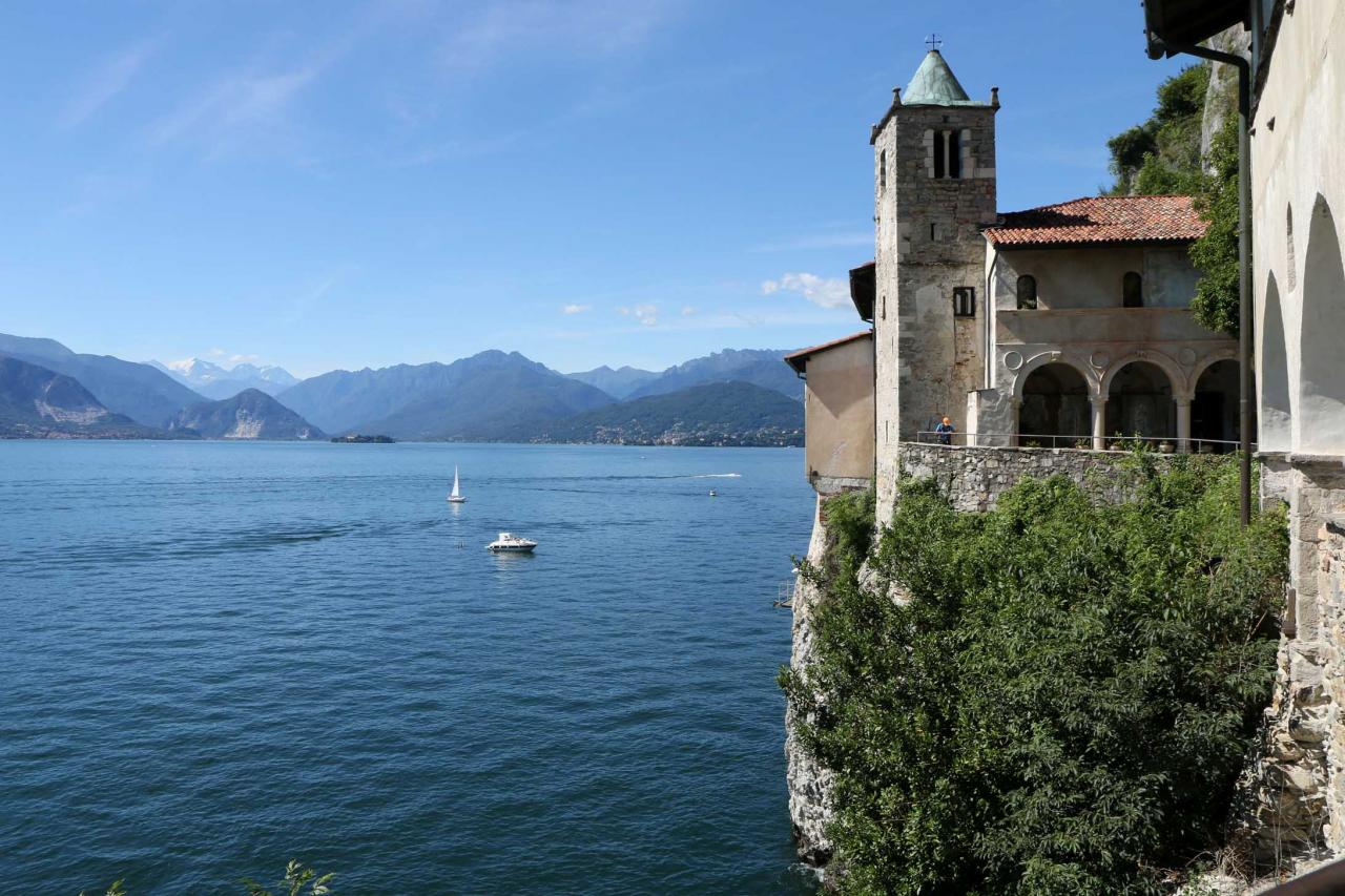 Joyau du lac, ce monastère est construit à flanc de roches