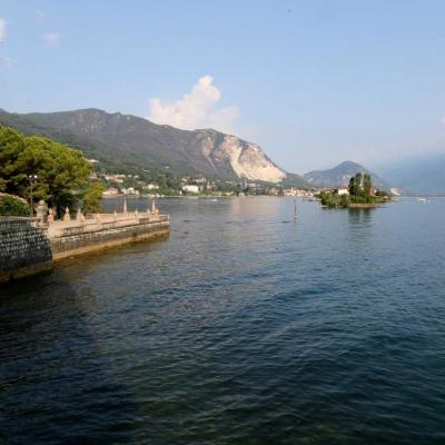 Bien sûr, vue imprenable sur le lac et sur l'île des pêcheurs très proche