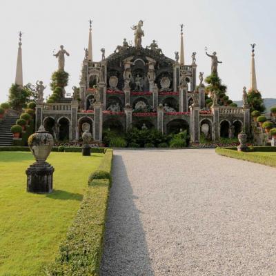 mélange de statues, de colonnes et de coquillages sur plusieurs terrasses