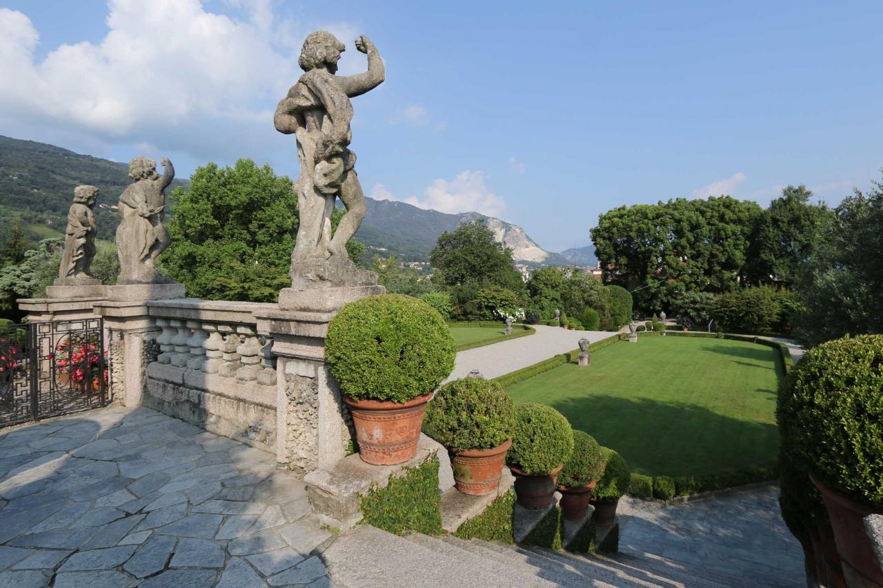 Nombreuses statues dominent le jardin et le lac
