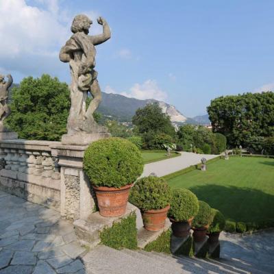 Nombreuses statues dominent le jardin et le lac