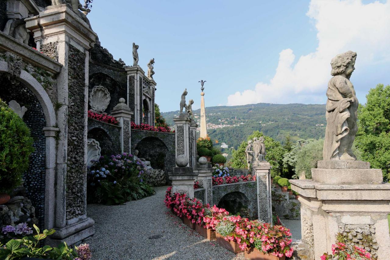 Nombreuses statues dominent le jardin et le lac