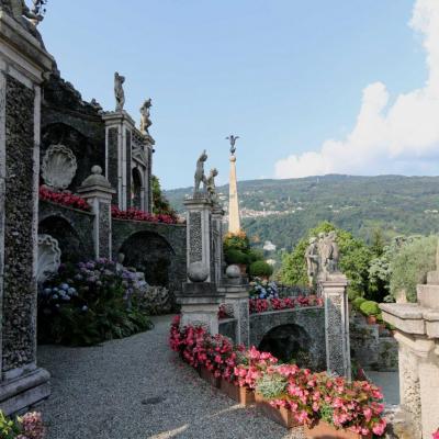 Nombreuses statues dominent le jardin et le lac