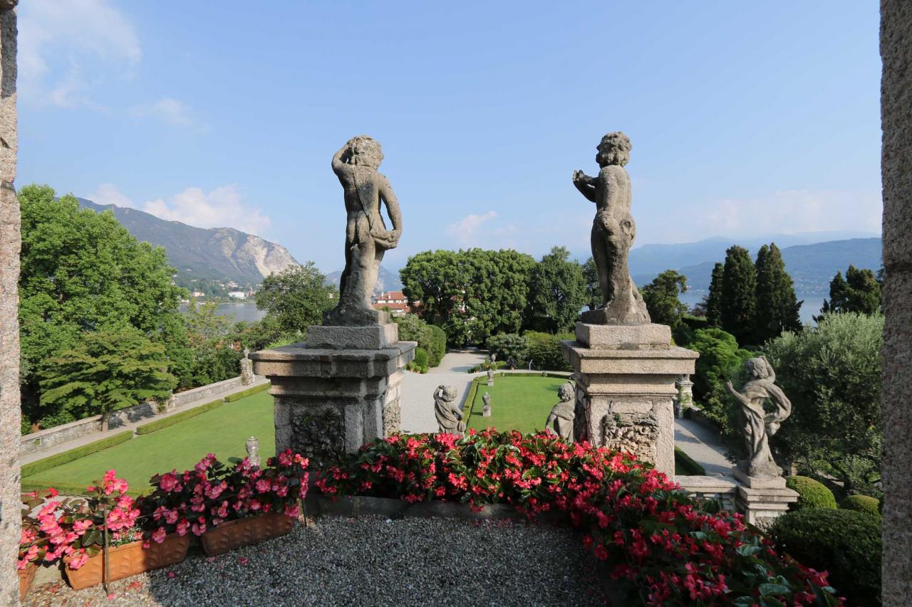 Nombreuses statues dominent le jardin et le lac