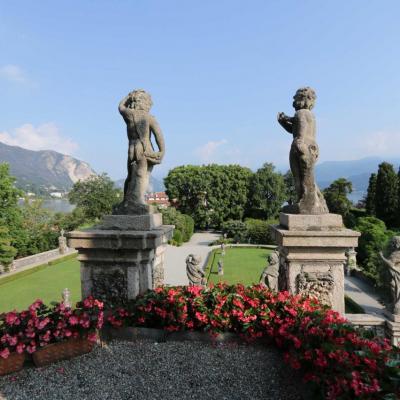 Nombreuses statues dominent le jardin et le lac