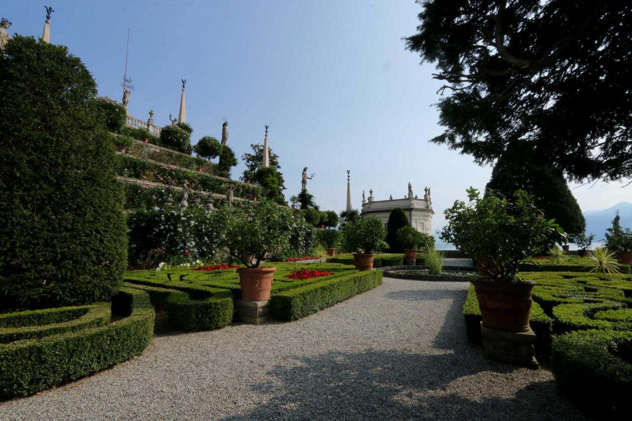 jardins en terrasses côté extérieur bien éclairés le soir