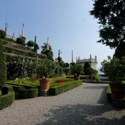 jardins en terrasses côté extérieur bien éclairés le soir